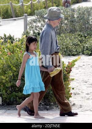 Woody Allen, Ehefrau Soon-Yi Previn und ihre beiden adoptierten Töchter schlagen South Beach kommen bis zu Silvester in Miami, FL. 12/29/06 Stockfoto