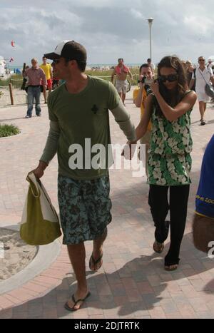 Jessica Alba und hunky Verlobte Cash Warren entspannen sich am Silvesterabend in Miami Beach in Florida. 12/31/06 Stockfoto