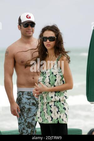 Jessica Alba und hunky Verlobte Cash Warren entspannen sich am Silvesterabend in Miami Beach in Florida. 12/31/06 Stockfoto