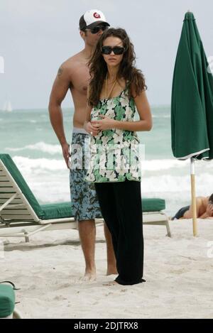 Jessica Alba und hunky Verlobte Cash Warren entspannen sich am Silvesterabend in Miami Beach in Florida. 12/31/06 Stockfoto