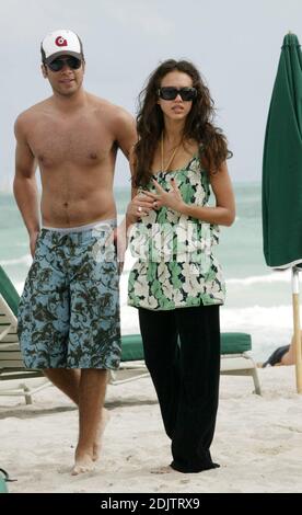 Jessica Alba und hunky Verlobte Cash Warren entspannen sich am Silvesterabend in Miami Beach in Florida. 12/31/06 Stockfoto