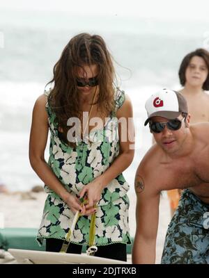 Jessica Alba und hunky Verlobte Cash Warren entspannen sich am Silvesterabend in Miami Beach in Florida. 12/31/06 Stockfoto