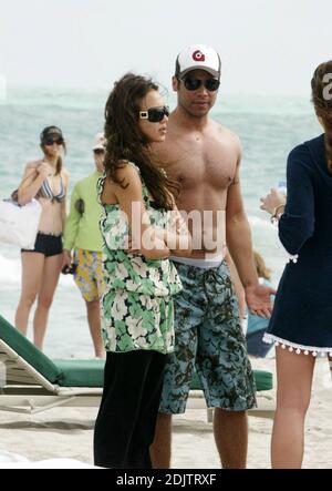 Jessica Alba und hunky Verlobte Cash Warren entspannen sich am Silvesterabend in Miami Beach in Florida. 12/31/06 Stockfoto