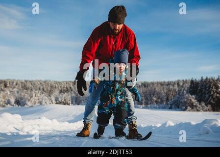 Vater lehrt Sohn Langlauf im Winter Wunderland Norwegen Stockfoto