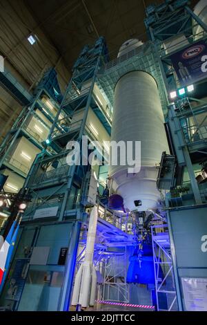 Das Montagegebäude im Hauptgeschoss der Ariane 5 bei Airbus Safran Launchers in Les Mureaux, Frankreich, am 14. November 2016, Der Tag des Besuchs des französischen Präsidenten Francois Hollande, um den ersten Stein der zukünftigen Integrationsanlage für Ariane 6 auf dem Gelände der Airbus Safran Launchers zu legen. Foto von Irina Kalaschnikova/Pool/ABACAPRESS.COM Stockfoto