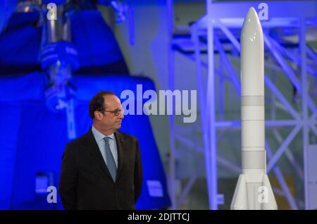 Der französische Präsident Francois Hollande hielt vor einem Besuch bei Airbus Safran Launchers eine Rede, um am 14. November 2016 in Les Mureaux, Frankreich, den Grundstein für die künftige Integrationsanlage für Ariane 6 zu legen. Foto von Irina Kalaschnikova/Pool/ABACAPRESS.COM Stockfoto