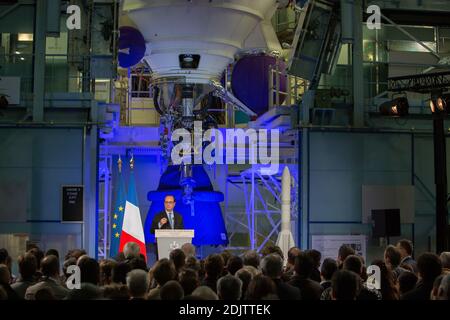 Der französische Präsident Francois Hollande hält am 14. November 2016 bei einem Besuch bei Airbus Safran Launches in Mureaux in Frankreich eine Rede, um den Grundstein für die zukünftige Integrationsanlage für Ariane 6 auf dem Gelände der Airbus Safran Launchers in Les Mureaux in Frankreich zu legen. Foto von Irina Kalaschnikova/Pool/ABACAPRESS.COM Stockfoto