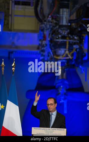 Der französische Präsident Francois Hollande hält am 14. November 2016 bei einem Besuch bei Airbus Safran Launches in Mureaux in Frankreich eine Rede, um den Grundstein für die zukünftige Integrationsanlage für Ariane 6 auf dem Gelände der Airbus Safran Launchers in Les Mureaux in Frankreich zu legen. Foto von Irina Kalaschnikova/Pool/ABACAPRESS.COM Stockfoto