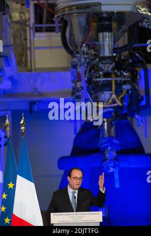 Der französische Präsident Francois Hollande hält am 14. November 2016 bei einem Besuch bei Airbus Safran Launches in Mureaux in Frankreich eine Rede, um den Grundstein für die zukünftige Integrationsanlage für Ariane 6 auf dem Gelände der Airbus Safran Launchers in Les Mureaux in Frankreich zu legen. Foto von Irina Kalaschnikova/Pool/ABACAPRESS.COM Stockfoto