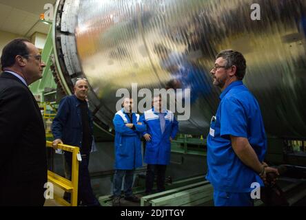 Der französische Präsident Francois Hollande besucht am 14. November 2016 das Montagegebäude im Hauptgeschoss der Ariane 5 bei Airbus Safran Launchers in Les Mureaux, Frankreich, während seines Besuchs, um den ersten Grundstein für die zukünftige Integrationsanlage für Ariane 6 auf dem Gelände der Airbus Safran Launchers zu legen. Foto von Irina Kalaschnikova/Pool/ABACAPRESS.COM Stockfoto