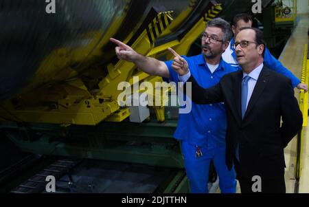 Der französische Präsident Francois Hollande besucht am 14. November 2016 das Montagegebäude im Hauptgeschoss der Ariane 5 bei Airbus Safran Launchers in Les Mureaux, Frankreich, während seines Besuchs, um den ersten Grundstein für die zukünftige Integrationsanlage für Ariane 6 auf dem Gelände der Airbus Safran Launchers zu legen. Foto von Irina Kalaschnikova/Pool/ABACAPRESS.COM Stockfoto