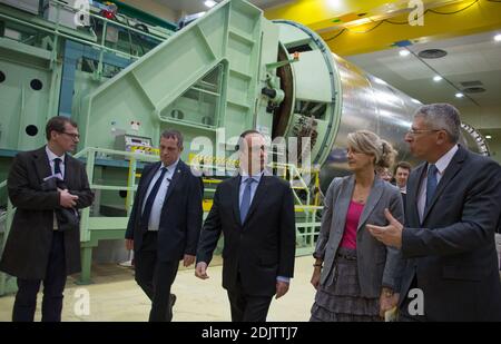 Der französische Präsident Francois Hollande besucht am 14. November 2016 das Montagegebäude im Hauptgeschoss der Ariane 5 bei Airbus Safran Launchers in Les Mureaux, Frankreich, während seines Besuchs, um den ersten Grundstein für die zukünftige Integrationsanlage für Ariane 6 auf dem Gelände der Airbus Safran Launchers zu legen. Foto von Irina Kalaschnikova/Pool/ABACAPRESS.COM Stockfoto