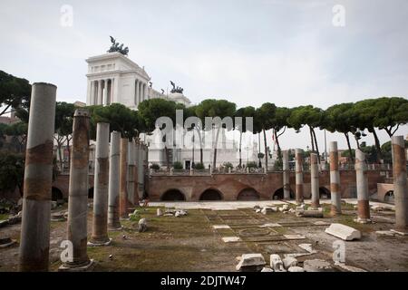 Alte Ruinen am Forum Romanum in der Nähe der Altare della Patria in Rom. Stockfoto