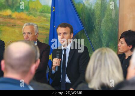 Der ehemalige französische Wirtschaftsminister und Kandidat für die Präsidentschaftswahlen 2017 Emmanuel Macron trifft sich am 18. November 2016 in Marseille, Südfrankreich, mit lokalen Wählern. Foto von Philippe Farjon/ABACAPRESS.COM Stockfoto