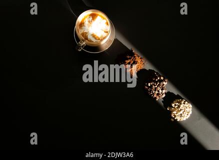 Stillleben von frischen Tasse Kaffee mit Zutaten in Lichtstrahl Stockfoto