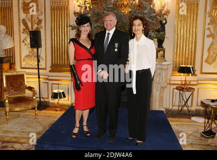 Robert Zemeckis und seine Frau Leslie Zemeckis, Kulturministerin Audrey Azoulay, nehmen an der Zeremonie Teil, bei der Robert Zemeckis am 19. November 2016 in Paris zum "Officier des Arts et des Lettres" ernannt wurde. Foto von Jerome Domine/ABACAPRESS.COM Stockfoto