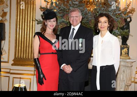 Robert Zemeckis und seine Frau Leslie Zemeckis, Kulturministerin Audrey Azoulay, nehmen an der Zeremonie Teil, bei der Robert Zemeckis am 19. November 2016 in Paris zum "Officier des Arts et des Lettres" ernannt wurde. Foto von Jerome Domine/ABACAPRESS.COM Stockfoto