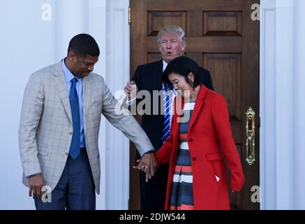 Der designierte Präsident Donald Trump (C) begrüßt den Bürgermeister von Sacramento, CA, Kevin Johnson (L) und die ehemalige Kanzlerin der öffentlichen Schulen von Washington DC, Michelle Rhee (R), im Clubhaus des Trump International Golf Club, 19. November 2016 in Bedminster Township, New Jersey. Foto von Aude Guerrucci/Pool/ABACAPRESS.COM Stockfoto