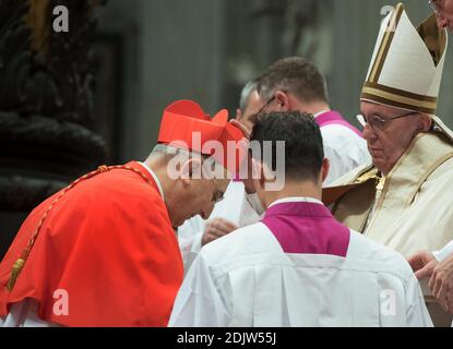 Papst Franziskus ernennt am 19. November 2016 im Rahmen eines ordentlichen öffentlichen Konsistoriums im Petersdom im Vatikan den neuen Kardinal Mario Zenari von Italien. Papst Franziskus hat 17 neue Kardinäle geschaffen. Foto von ABACAPRESS.COM Stockfoto