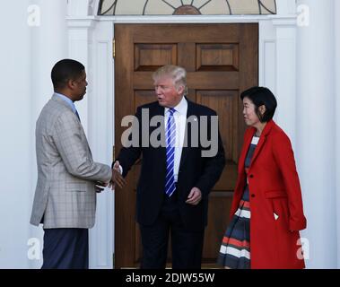 Der designierte Präsident Donald Trump (C) begrüßt den Bürgermeister von Sacramento, CA, Kevin Johnson (L) und die ehemalige Kanzlerin der öffentlichen Schulen von Washington DC, Michelle Rhee (R), im Clubhaus des Trump International Golf Club, 19. November 2016 in Bedminster Township, New Jersey. Foto von Aude Guerrucci/Pool/ABACAPRESS.COM Stockfoto