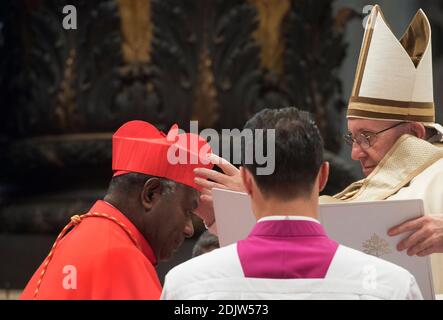 Papst Franziskus ernennt am 19. November 2016 im Rahmen eines ordentlichen öffentlichen Konsistoriums im Petersdom im Vatikan den neuen Kardinal John RIBAT von Neuguinea. Papst Franziskus hat 17 neue Kardinäle geschaffen. Foto von ABACAPRESS.COM Stockfoto