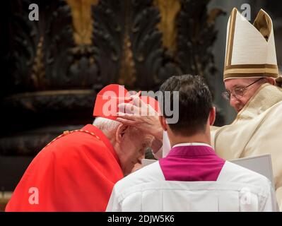 Papst Franziskus ernennt im Rahmen eines ordentlichen öffentlichen Konsistoriums am 19. November 2016 im Petersdom im Vatikan den neuen Kardinal Ernest SIMONI von Albanien. Papst Franziskus hat 17 neue Kardinäle geschaffen. Foto von ABACAPRESS.COM Stockfoto