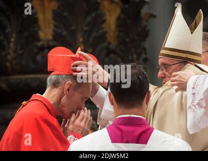 Papst Franziskus ernennt am 19. November 2016 im Rahmen eines ordentlichen öffentlichen Konsistoriums im Petersdom im Vatikan den neuen Kardinal Renato Corti von Italien. Papst Franziskus hat 17 neue Kardinäle geschaffen. Foto von ABACAPRESS.COM Stockfoto
