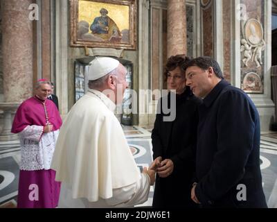 Papst Franziskus grüßt den italienischen Ministerpräsidenten und seine Frau Agnese vor der feierlichen Schließung der Heiligen Pforte in der Petersbasilika zum Abschluss des Jubiläums der Barmherzigkeit am 20. November 2016 im Vatikan. Foto von ABACAPRESS.COM Stockfoto