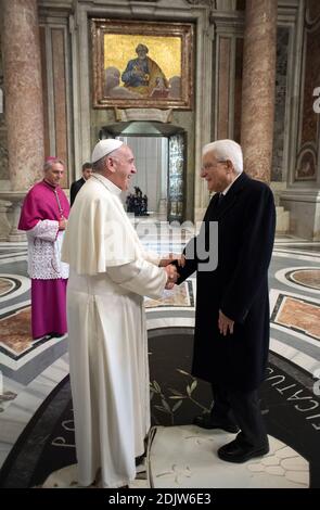 Papst Franziskus grüßt den italienischen Präsidenten Sergio Mattarella vor der feierlichen Schließung der Heiligen Pforte in der Petersbasilika zum Abschluss des Jubiläums der Barmherzigkeit am 20. November 2016 im Vatikan. Foto von ABACAPRESS.COM Stockfoto