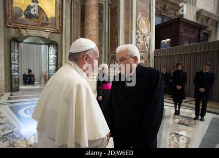 Papst Franziskus grüßt den italienischen Präsidenten Sergio Mattarella vor der feierlichen Schließung der Heiligen Pforte in der Petersbasilika zum Abschluss des Jubiläums der Barmherzigkeit am 20. November 2016 im Vatikan. Rechts: Der italienische Premierminister und seine Frau Agnese. Foto von ABACAPRESS.COM Stockfoto