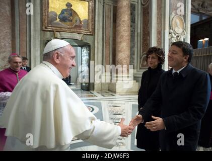 Papst Franziskus grüßt den italienischen Ministerpräsidenten und seine Frau Agnese vor der feierlichen Schließung der Heiligen Pforte in der Petersbasilika zum Abschluss des Jubiläums der Barmherzigkeit am 20. November 2016 im Vatikan. Foto von ABACAPRESS.COM Stockfoto