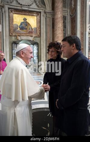 Papst Franziskus grüßt den italienischen Ministerpräsidenten und seine Frau Agnese vor der feierlichen Schließung der Heiligen Pforte in der Petersbasilika zum Abschluss des Jubiläums der Barmherzigkeit am 20. November 2016 im Vatikan. Foto von ABACAPRESS.COM Stockfoto