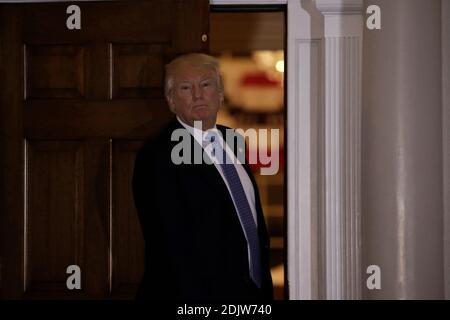 DER DESIGNIERTE US-Präsident Donald Trump hört sich eine Medienfrage im Clubhaus des Trump International Golf Club in Bedminster Township, New Jersey, USA, 20. November 2016 an. Stockfoto