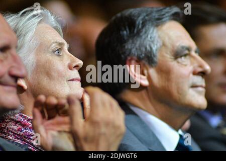 Francois Fillon, Kandidat für die Vorwahlen im rechten Flügel vor der französischen Präsidentschaftswahl 2017, zusammen mit seiner walisischen Frau Penelope Fillon, hält seine letzte Wahlkampfveranstaltung am 25. November 2016 in Paris, Frankreich, vor der zweiten Runde der Vorwahlen am 27. November ab. Francois Fillon und Alain Juppe, beide ehemalige Ministerpräsidenten, werden am 27. November in einer Stichwahl der französischen Präsidentschaftswahlen nach rechts von Kopf zu Kopf gehen. Der Sieger wird wahrscheinlich nach den Wahlen im April und Mai nächsten Jahres Präsident werden. Foto von Yann Korbi/ABACAPRESS.COM Stockfoto