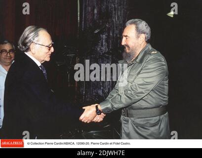 Datei Foto : Pierre Cardin chez lui dans son Bureau. Archives personnelles avec Nelson Mandela, Fidel Castro et Indira Gandhi, Jeanne Moreau. Fidel Castro, Kubas ehemaliger Präsident und Führer der kommunistischen Revolution, ist im Alter von 90 Jahren gestorben. Fidel Castro regierte Kuba fast 50 Jahre lang als Einparteienstaat, bevor Raul 2008 die Macht übernahm. Foto von Lionel Hahn/ABACAPRESS.COM Stockfoto