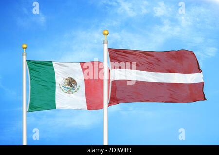 Mexiko und Lettland zwei Flaggen auf Fahnenmasten und blau bewölkt Himmel Stockfoto