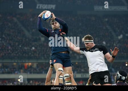 Der Franzose Julien Le Devedec kämpft gegen den Neuseeländer Kieran Read im Herbst-Rugby-Testspiel Frankreich gegen Neuseeland am 26. November 2016 im Stade de France in St-Denis, Frankreich. Neuseeland gewann 24-19. Foto von Henri Szwarc/ABACAPRESS.COM Stockfoto