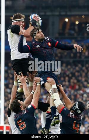 Der Franzose Julien Le Devedec kämpft gegen den Neuseeländer Kieran Read im Herbst-Rugby-Testspiel Frankreich gegen Neuseeland am 26. November 2016 im Stade de France in St-Denis, Frankreich. Neuseeland gewann 24-19. Foto von Henri Szwarc/ABACAPRESS.COM Stockfoto