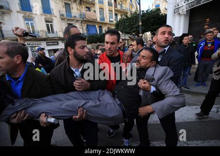Algerische Gewerkschafter versammeln sich, um die Rentenreform zu portesten, die von Abgeordneten außerhalb der Volksversammlung, die am 27. November 2016 in der Hauptstadt Algier, Algerien, stattfindet, diskutiert werden soll. Foto von Bilral Bensalem/APP/ABACAPRESS.COM Stockfoto