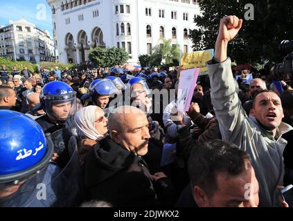 Algerische Gewerkschafter versammeln sich, um die Rentenreform zu portesten, die von Abgeordneten außerhalb der Volksversammlung, die am 27. November 2016 in der Hauptstadt Algier, Algerien, stattfindet, diskutiert werden soll. Foto von Bilral Bensalem/APP/ABACAPRESS.COM Stockfoto