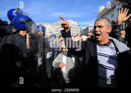 Algerische Gewerkschafter versammeln sich, um die Rentenreform zu portesten, die von Abgeordneten außerhalb der Volksversammlung, die am 27. November 2016 in der Hauptstadt Algier, Algerien, stattfindet, diskutiert werden soll. Foto von Bilral Bensalem/APP/ABACAPRESS.COM Stockfoto