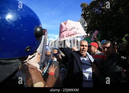 Algerische Gewerkschafter versammeln sich, um die Rentenreform zu portesten, die von Abgeordneten außerhalb der Volksversammlung, die am 27. November 2016 in der Hauptstadt Algier, Algerien, stattfindet, diskutiert werden soll. Foto von Bilral Bensalem/APP/ABACAPRESS.COM Stockfoto