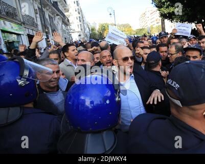 Algerische Gewerkschafter versammeln sich, um die Rentenreform zu portesten, die von Abgeordneten außerhalb der Volksversammlung, die am 27. November 2016 in der Hauptstadt Algier, Algerien, stattfindet, diskutiert werden soll. Foto von Bilral Bensalem/APP/ABACAPRESS.COM Stockfoto