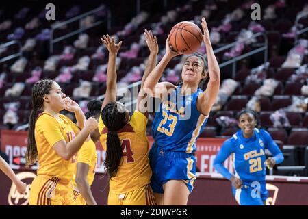 UCLA Bruins Wache Natalie Chou (23) schießt über Südkalifornien Trojans Wache Madison Campbell (23) während eines NCAA College Basketball Spiels, Sonntag Stockfoto