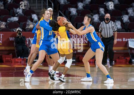 UCLA Bruins Wache Natalie Chou (23) und Vorwärts Emily Bessoir (13) Falle Südkalifornien Trojaner Wache Desire Caldwell (24) während Ein NCAA College Stockfoto