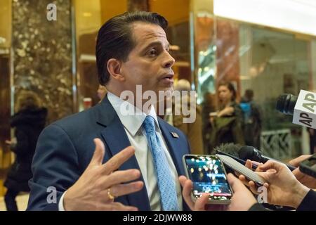 Anthony Scaramucci, Finanzberater des designierten Präsidenten Donald J. Trump, spricht mit Mitgliedern der Presse bei der Ankunft am Trump Tower in New York, NY, USA am 30. November 2016. (Foto von Albin Lohr-Jones) Stockfoto