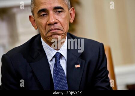 U.S. President Barack Obama speaks as he meets with the 2016 American Nobel Prize laureates in the Oval Office of the White House in Washington, D.C., U.S., on Wednesday, Nov. 30, 2016. Annual prizes for achievements in physics, chemistry, medicine, peace and literature were established in the will of Alfred Nobel, the Swedish inventor of dynamite, who died in 1896. Photographer: Andrew Harrer/Bloomberg Stockfoto