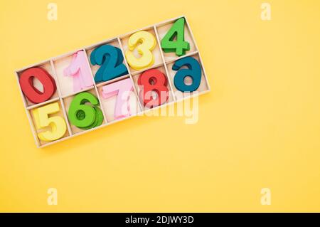 Ein Mathe-Spiel für Jugendliche mit farbigen Holzschildern Anzahl der Nummern Stockfoto