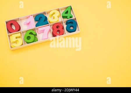 Ein Mathe-Spiel für Jugendliche mit farbigen Holzschildern Anzahl der Nummern Stockfoto