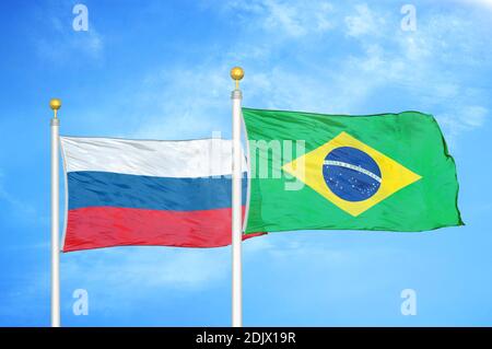 Russland und Brasilien zwei Flaggen auf Fahnenmasten und blau bewölkt Himmel Stockfoto